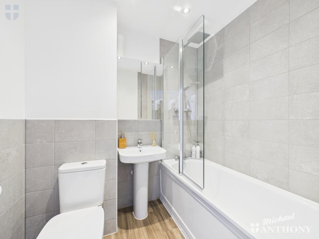 CAM03218G0-PR0594-STILL003