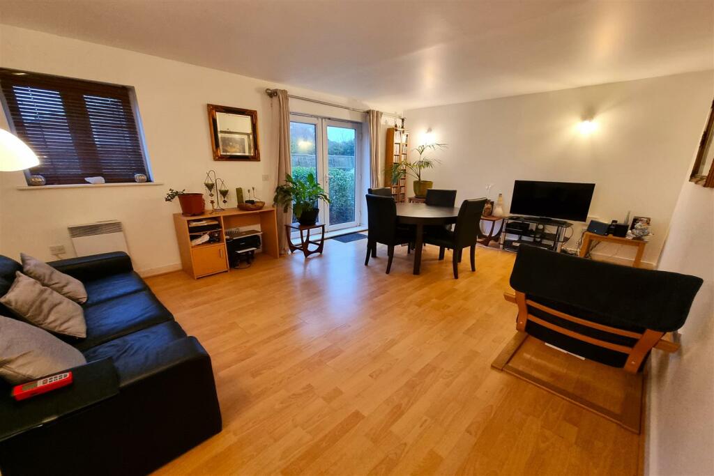 RECEPTION ROOM: PIC. 1