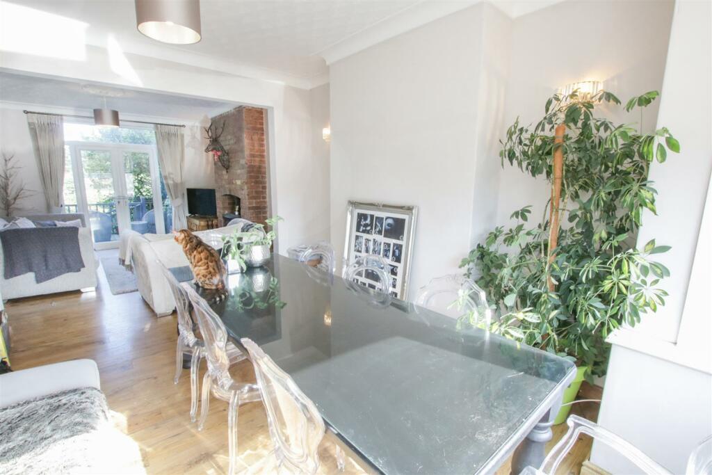 OPEN PLAN LOUNGE AND DINING AREA