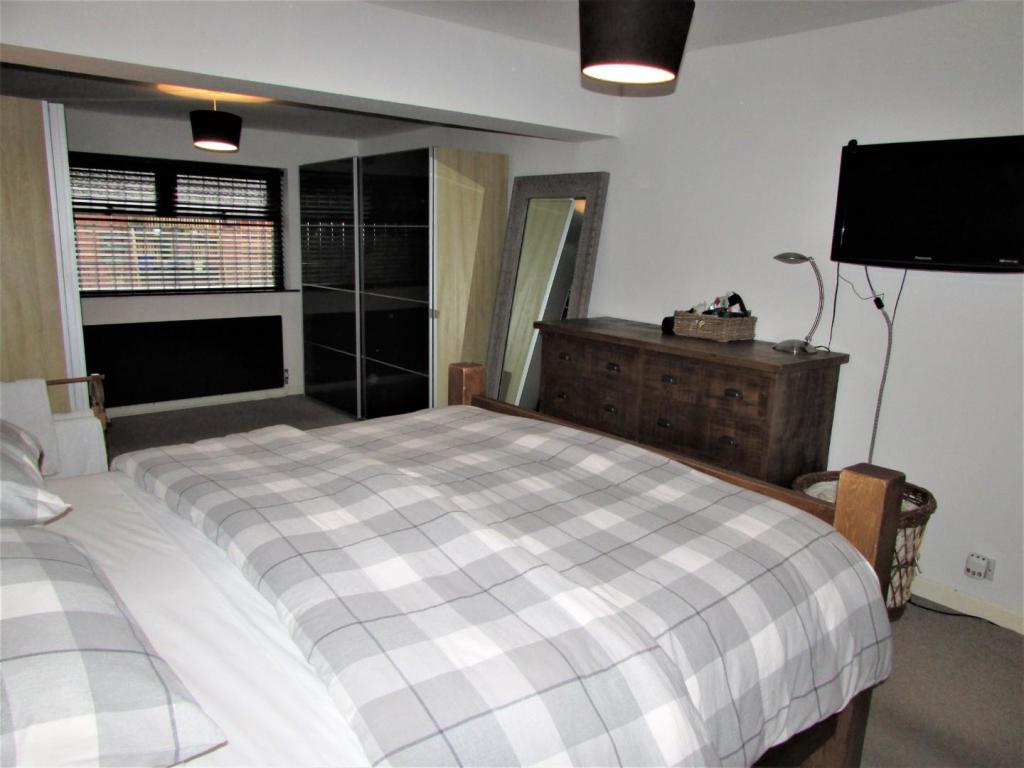 LaburnumAve16bedd1.JPG