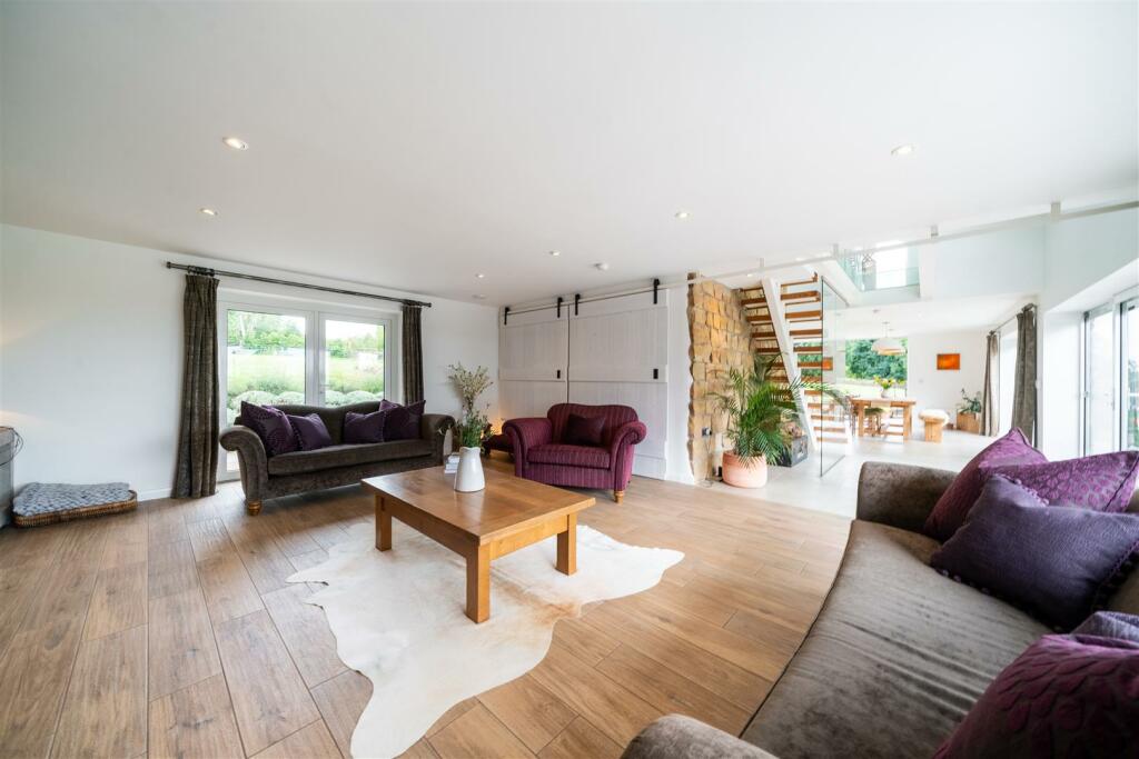Living Area-4.jpg