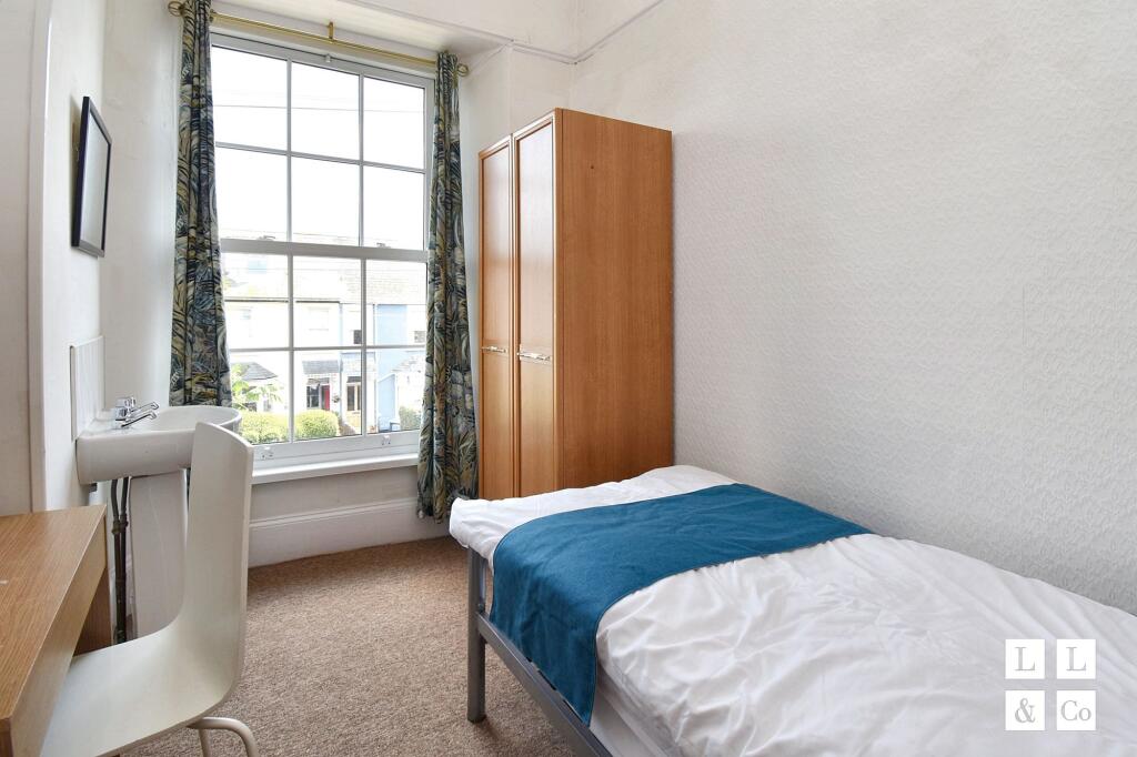BEDROOM (1ST FLOOR)