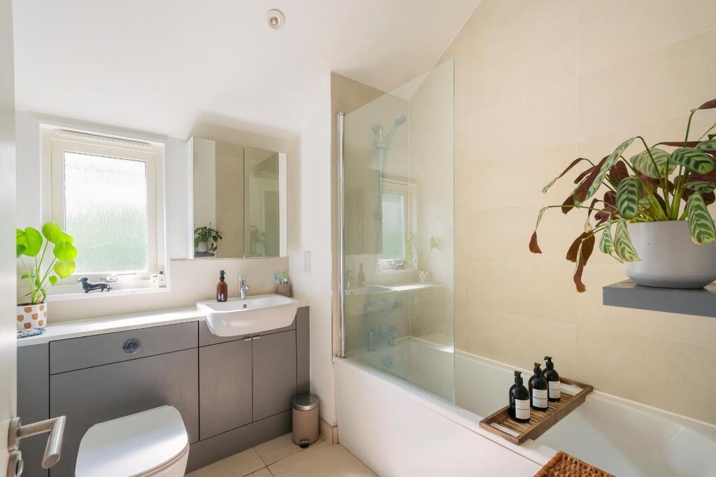 0L1WKE - Bathroom A.jpg