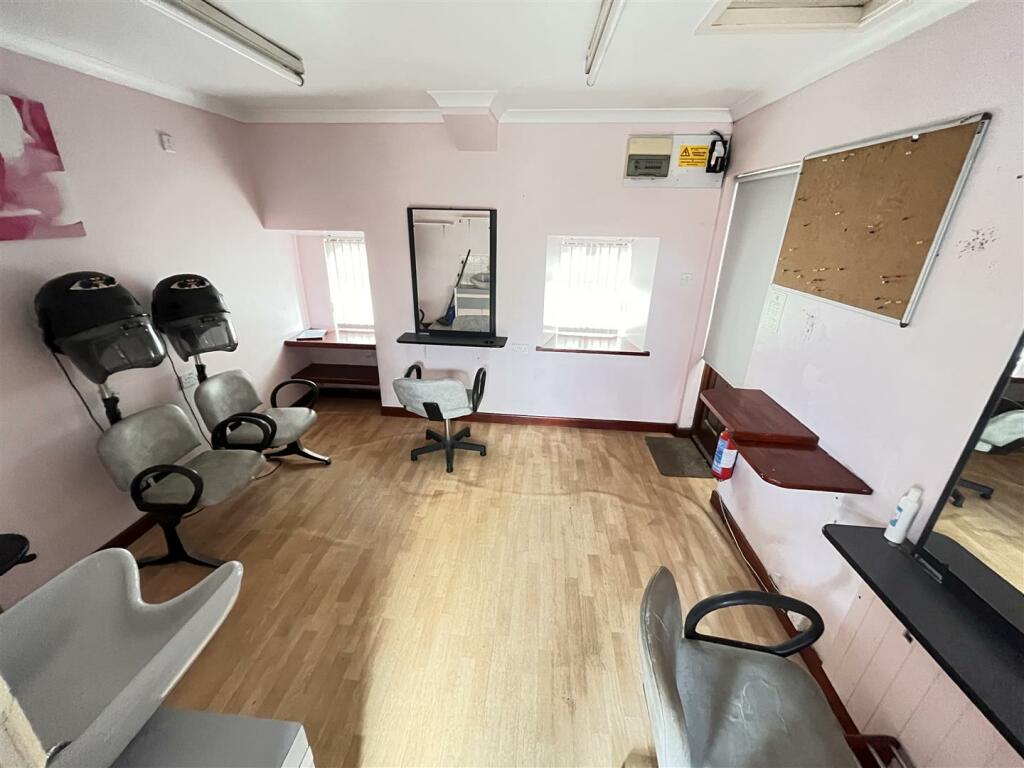DETACHED FORMER HAIRDRESSERS SALON