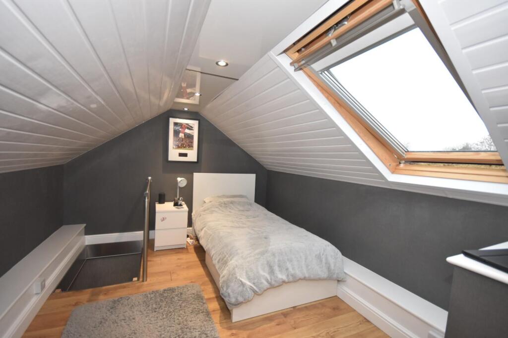 ATTIC ROOM 02.JPG