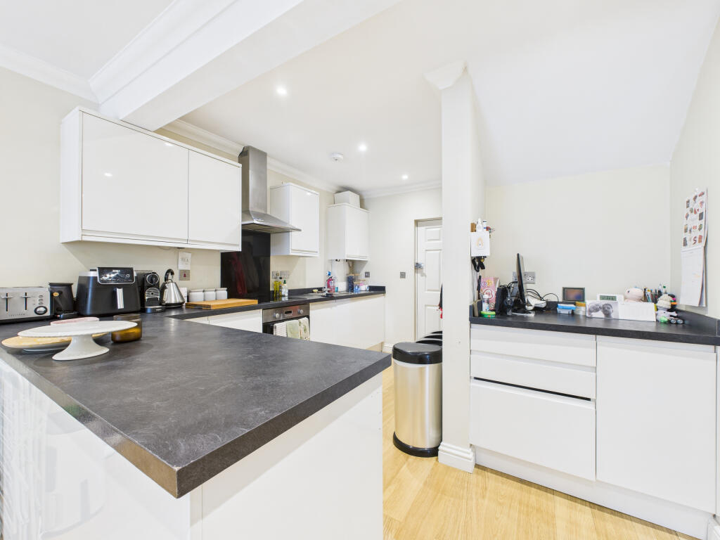 CAM02909G0-PR0456-STILL006