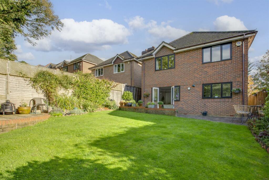 16 Foxhill Close, HP13 5BL-16.jpg