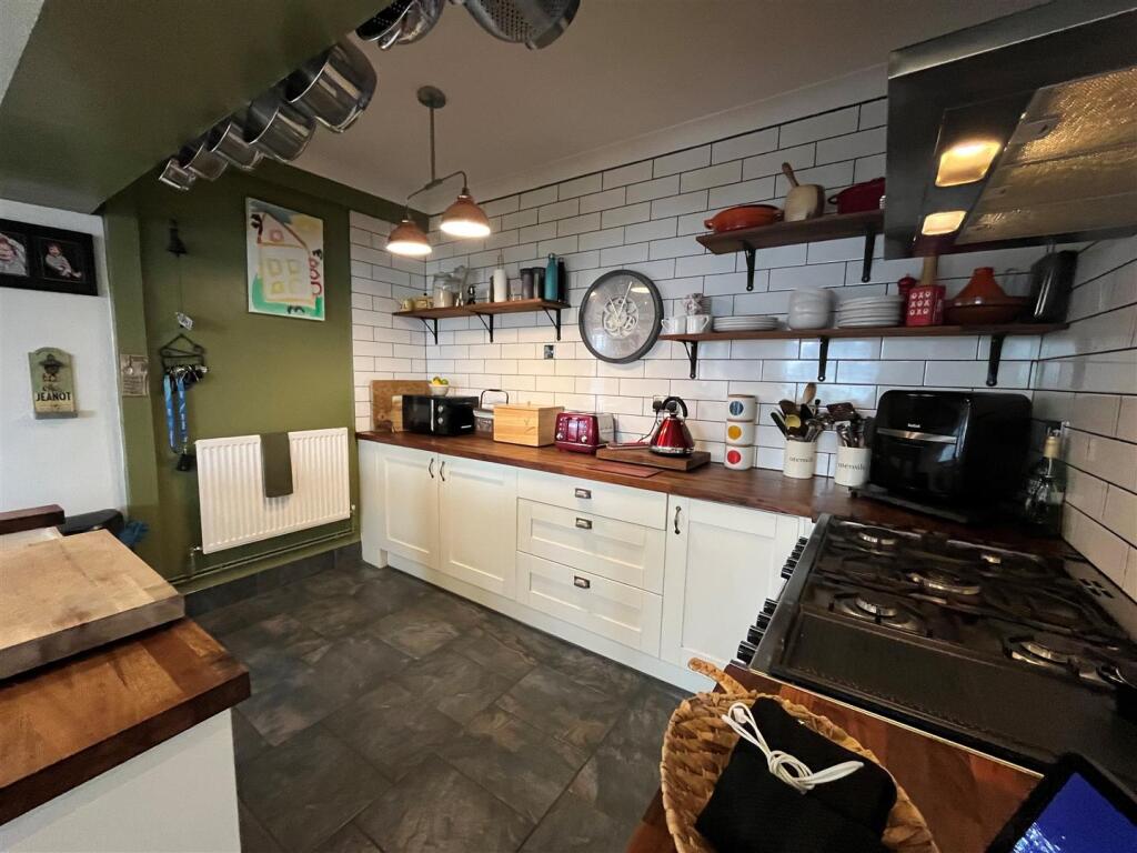 Kitchen b.jpg