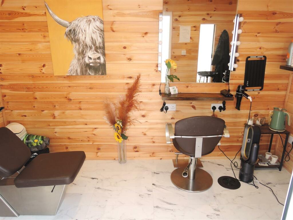 Salon outbuilding