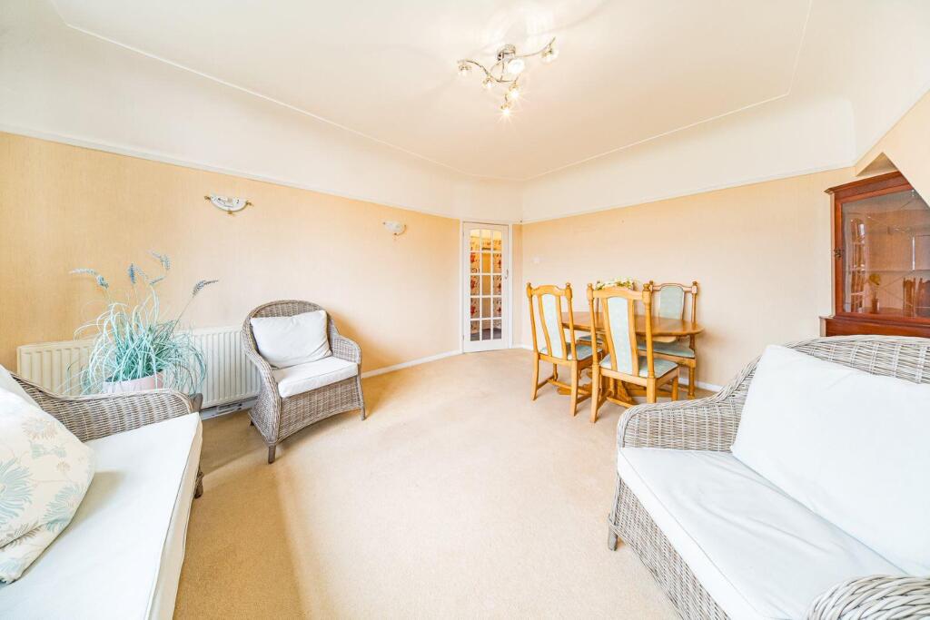 9 Armitage Gardens lounge 2.jpg