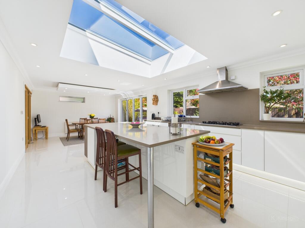 CAM02136G0-PR0375-STILL017