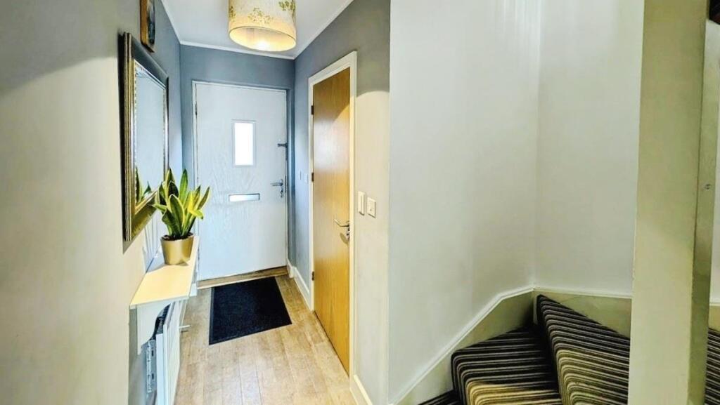 37 Hollybrook entrance hall a.jpg