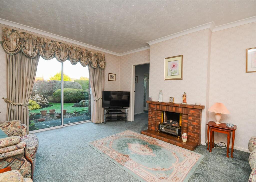 2 Green Acres - Lounge.jpg