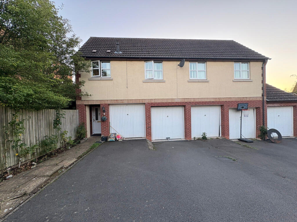 3 Bedroom Maisonette on Snape Close