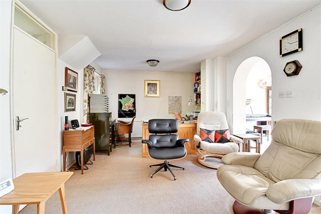 Lounge 2.jpg