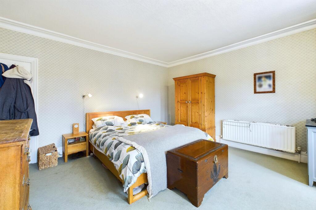 CAM03162G0-PR0203-STILL015