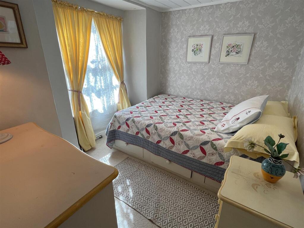 bedroom 2.JPG