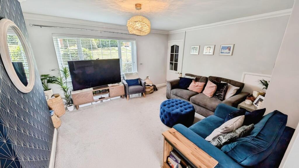 98 FINCH LOUNGE 1.jpg