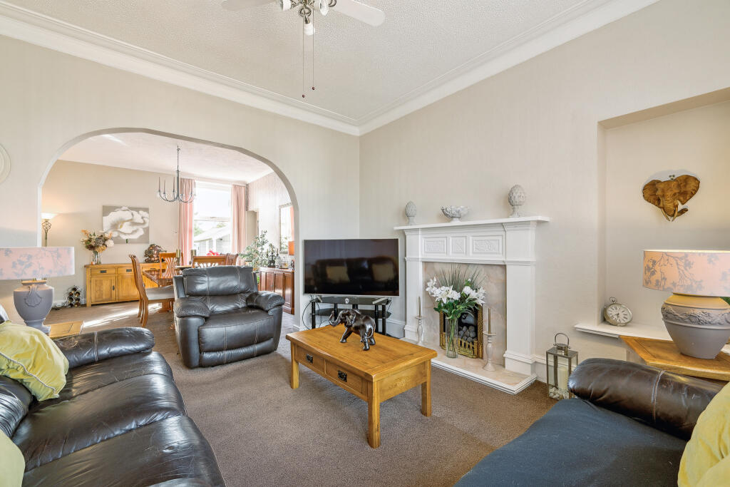 Lounge/ Dining Room