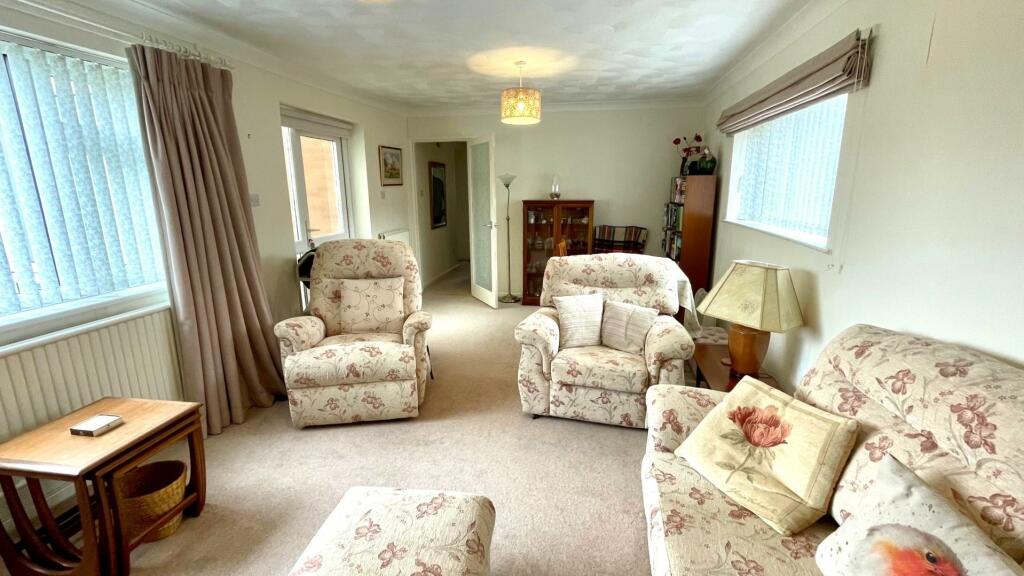 DOUBLE ASPECT LOUNGE/DINING ROOM