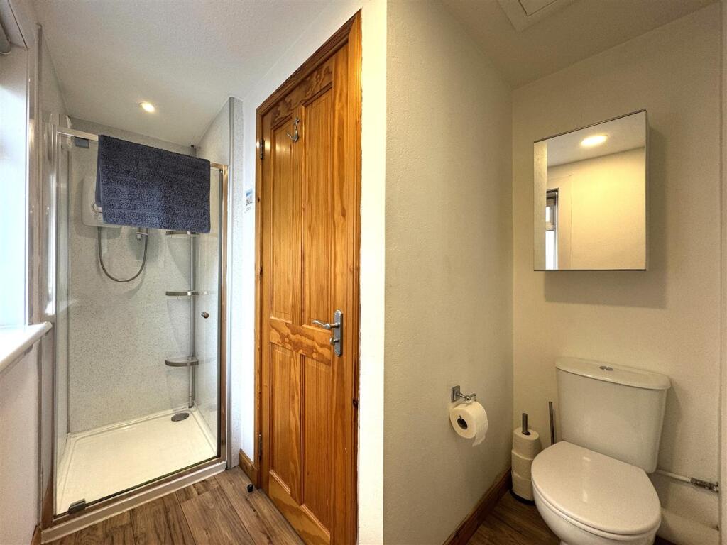 SHOWER ROOM 2.JPG