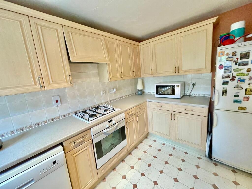 2 Oaklnds Wood Kitchen 2.jpg