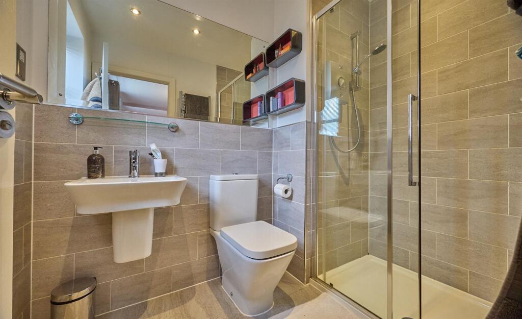 EN SUITE SHOWER ROOM