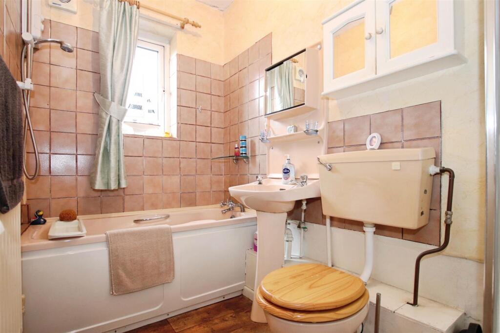 GROUND FLOOR BATHROOM