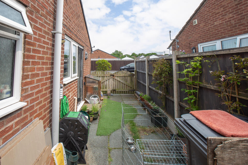 43 ARROWSMITH DRIVE-18