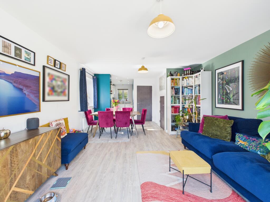 CAM02909G0-PR0379-STILL005