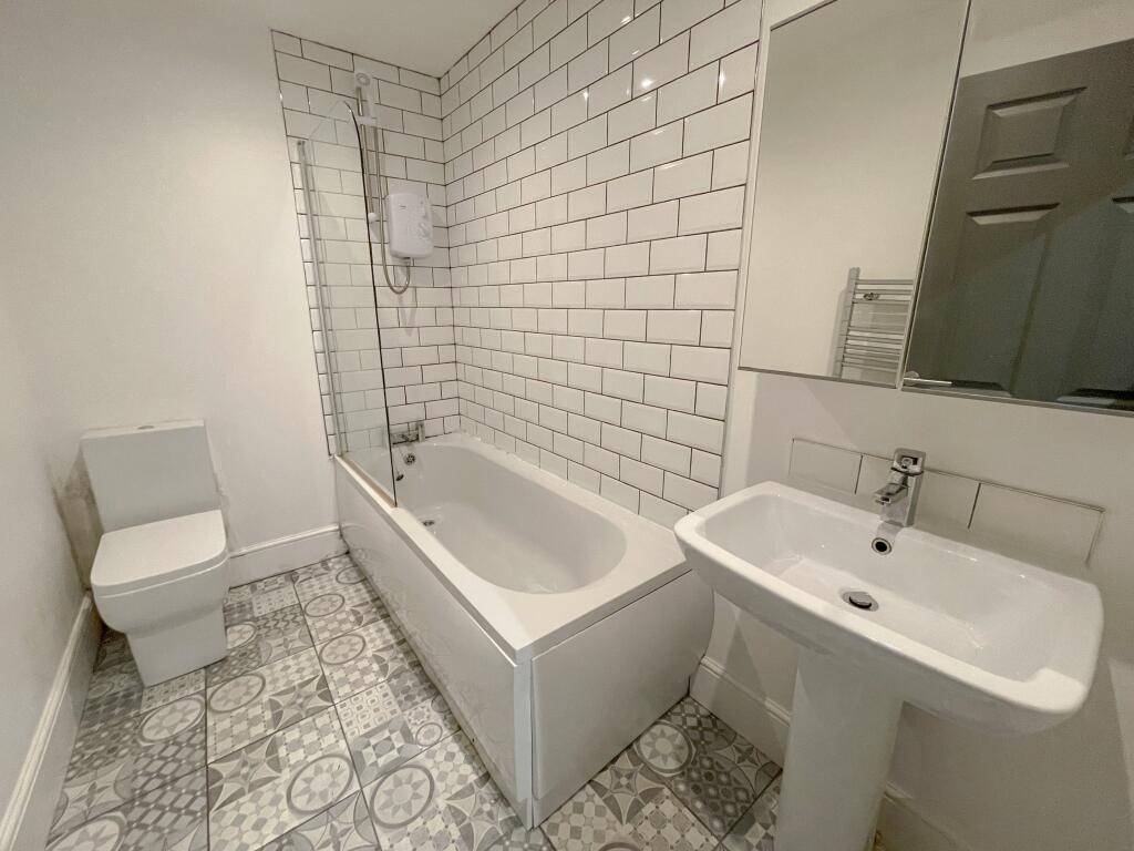 Flat 2, 1A Holmes St