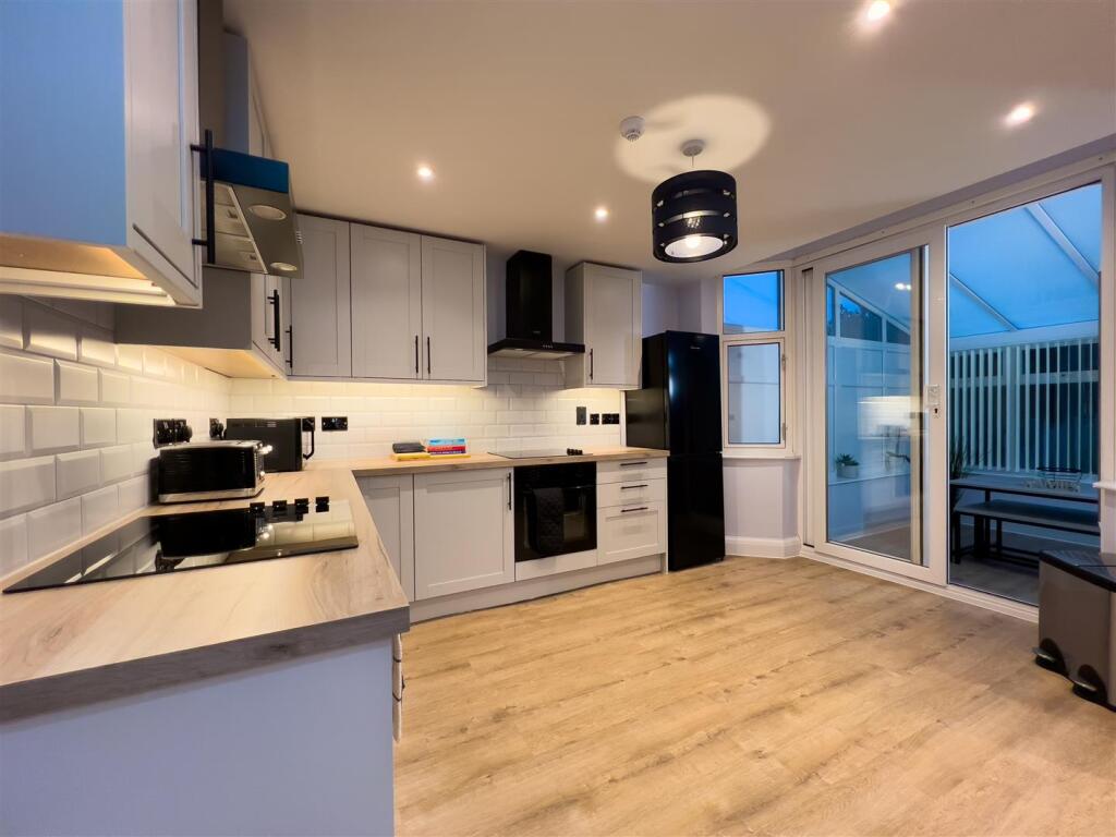 Kitchen 1.jpg