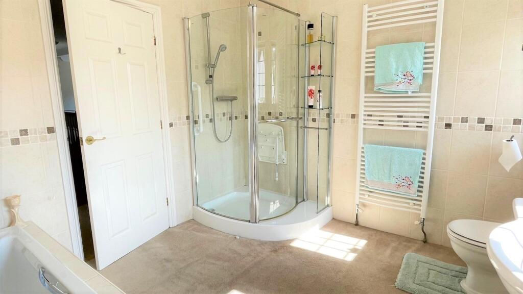 TILED 4 PIECE BATHROOM