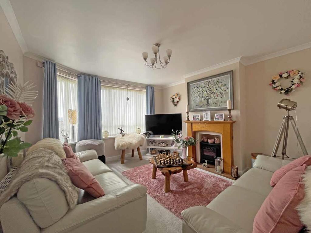 Wycliffe Road 39 - Lounge...jpg