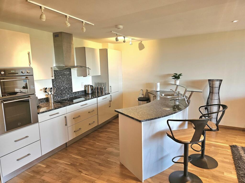 KITCHEN / DINER / LOUNGE