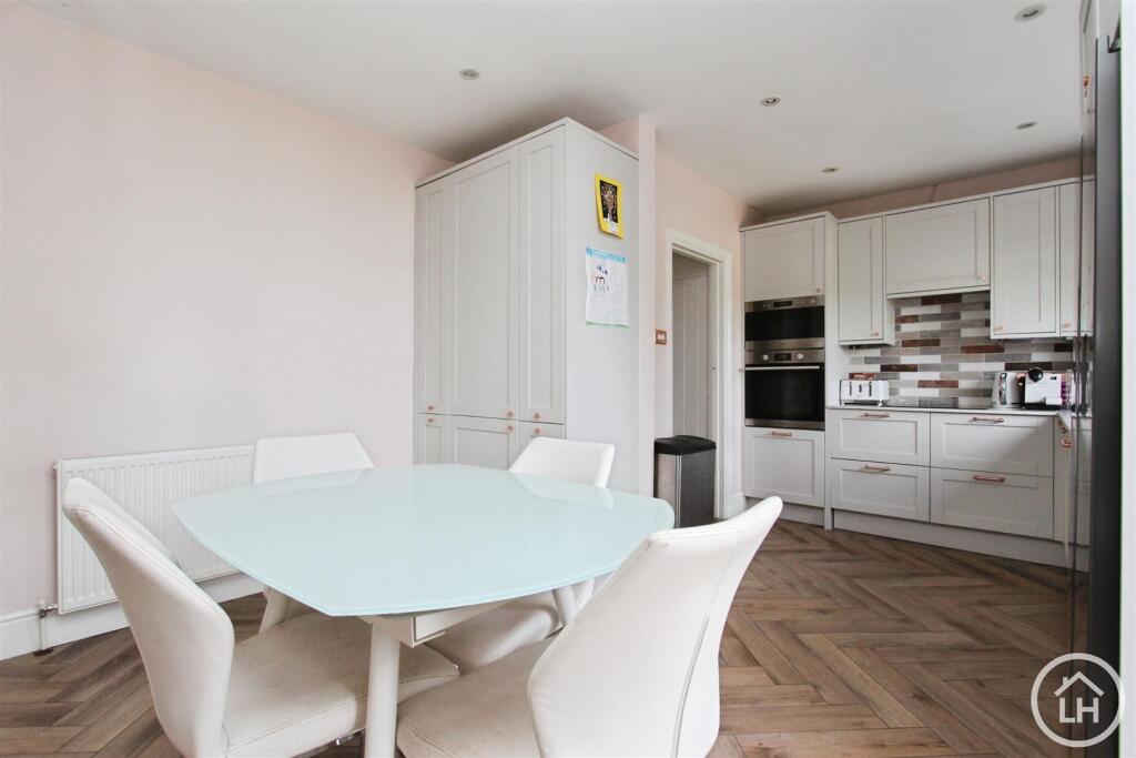 Kitchen / Dining Area