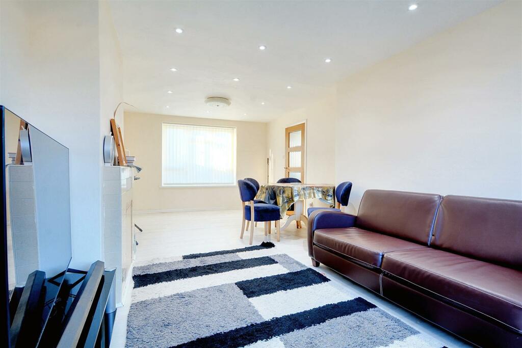 Lounge: Dining Room_4.jpeg