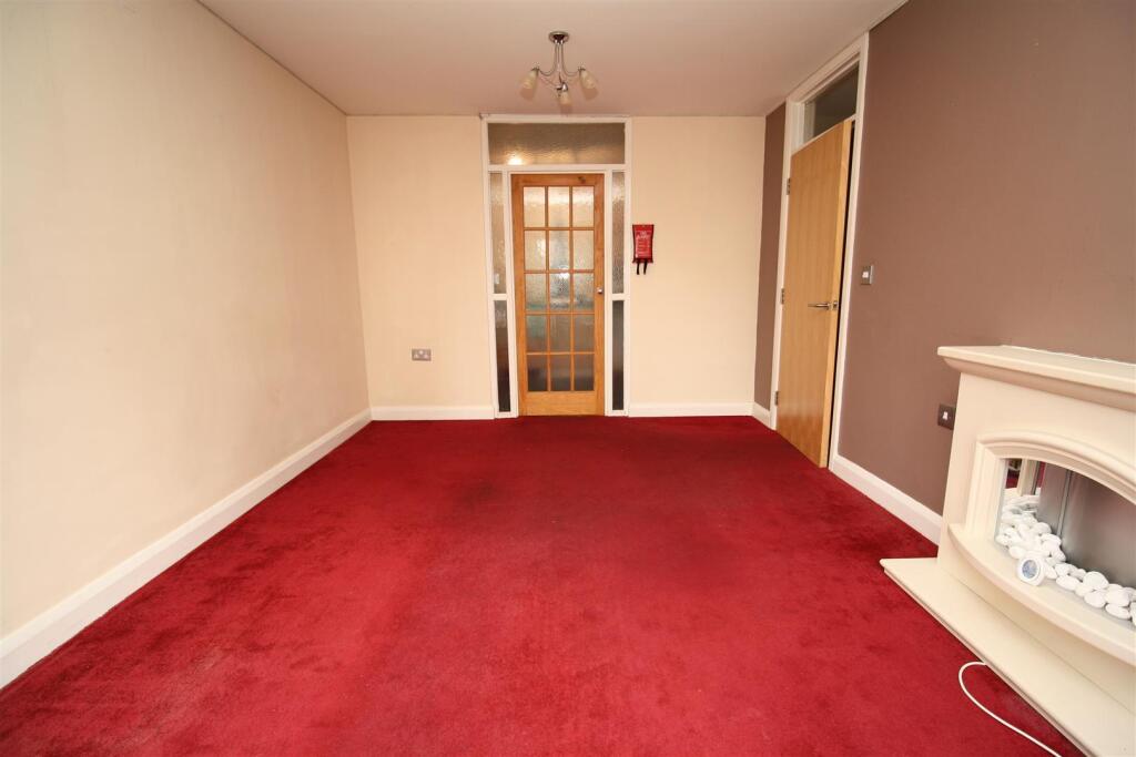 16 Baisley Gdns new lounge d.JPG