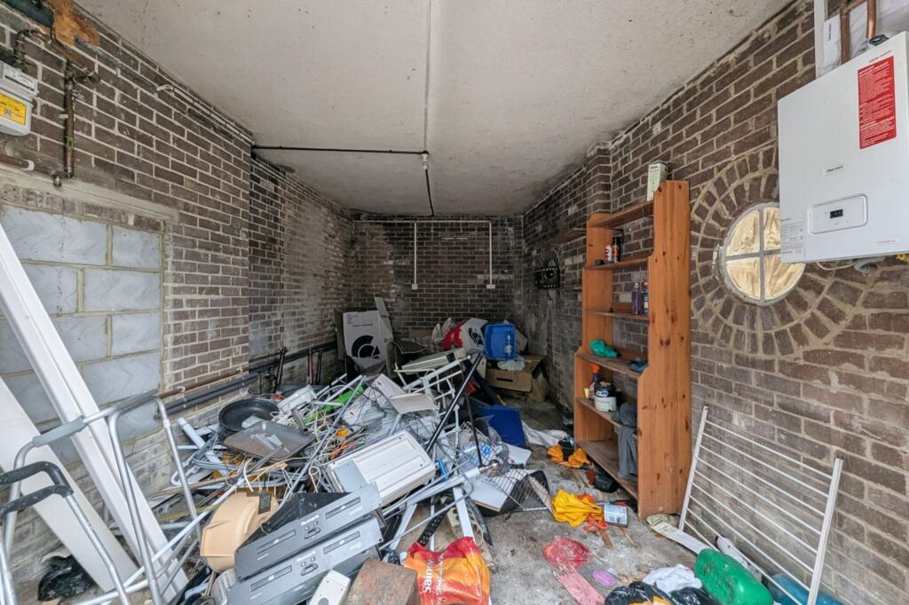 1 Farm Drive, Shirley, Croydon CR0 8HX