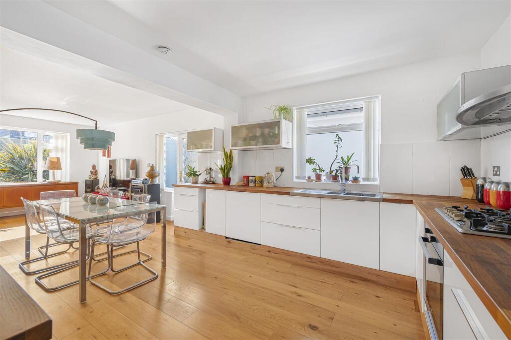 Kitchen/Dining Area