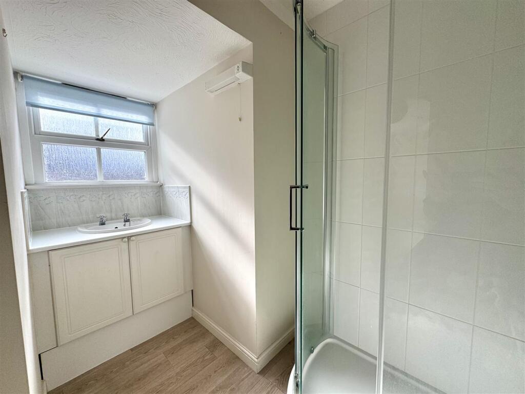 EN-SUITE SHOWER ROOM
