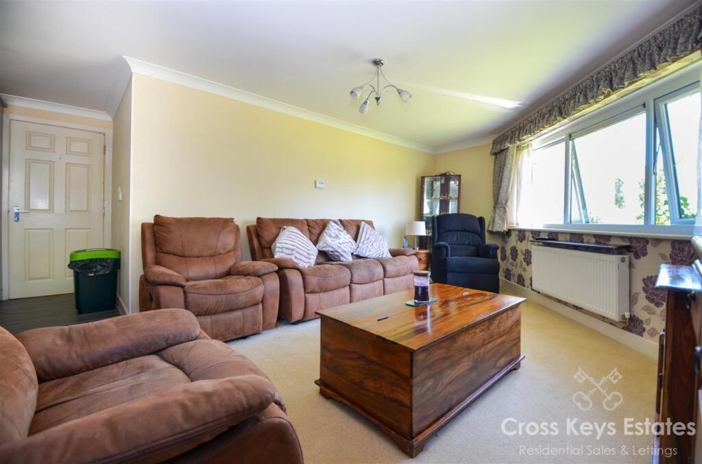 Sitting Room/Dining Area