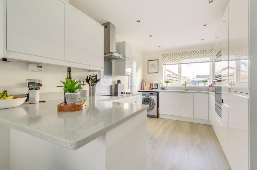 Kitchen/B'fast Room