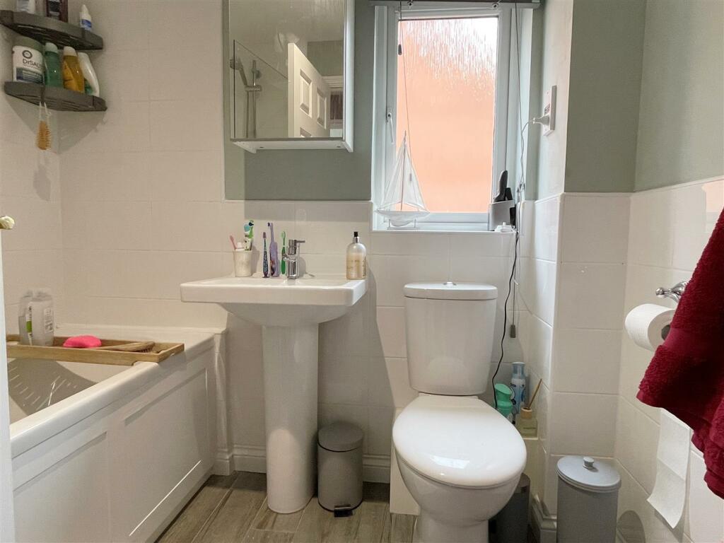 Bathroom 1.JPG
