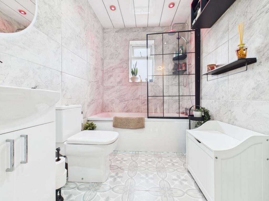 CAM03729G0-PR0146-STILL010