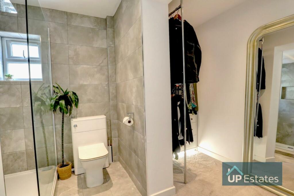 Bed 1 En Suite.jpg