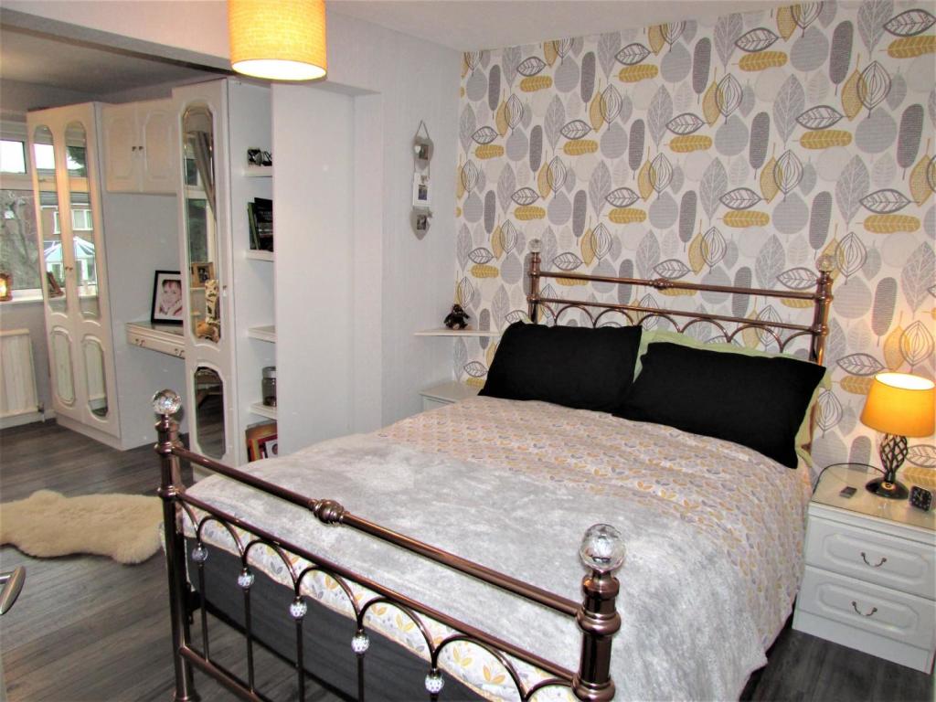 ThornAve12bed1.JPG