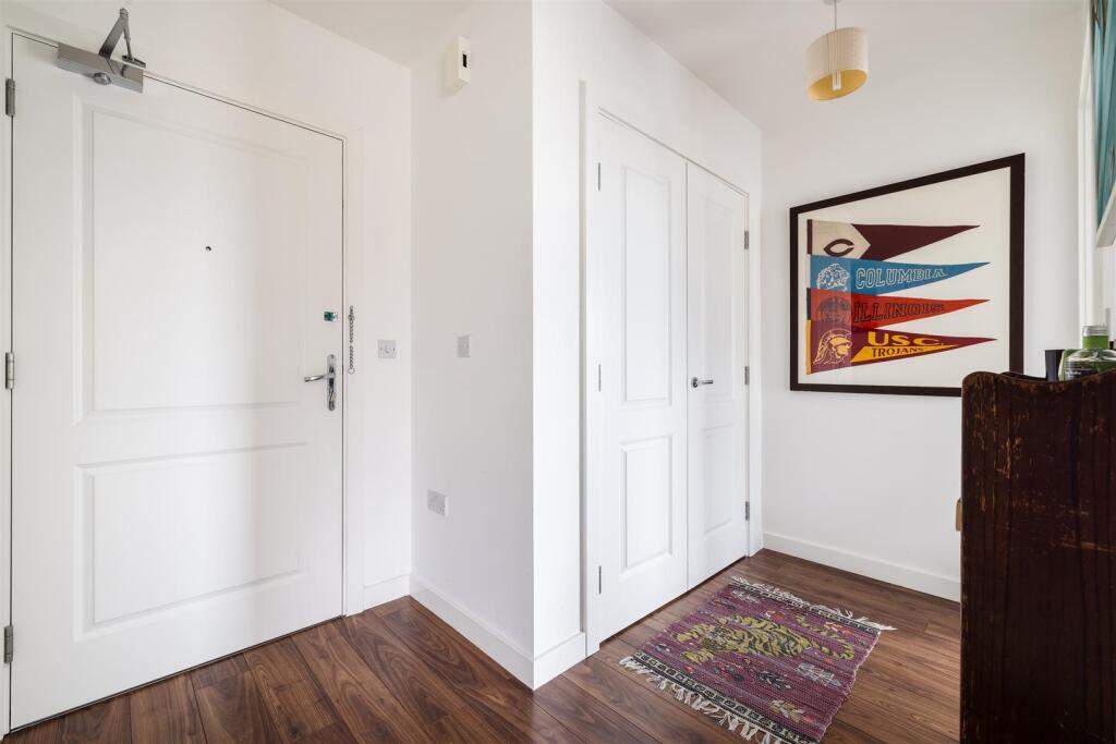 Atkins Square E8