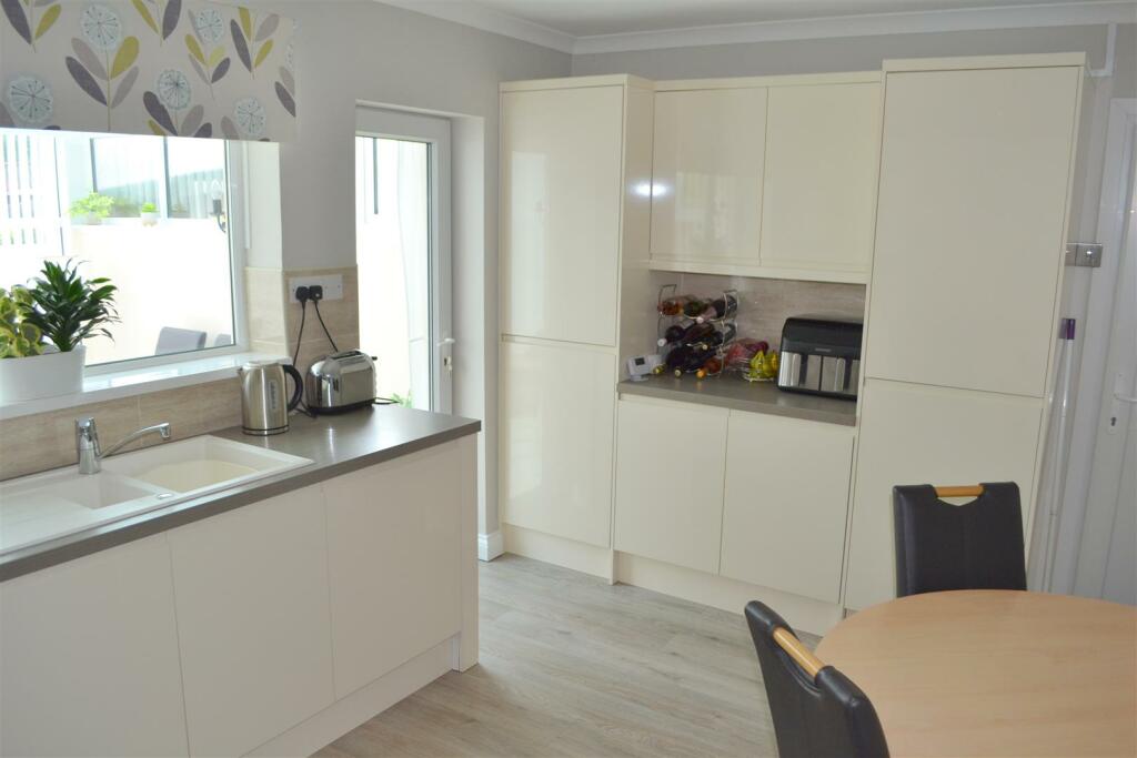 Kitchen 2.JPG