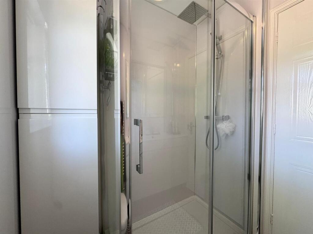 Shower room 2.jpg